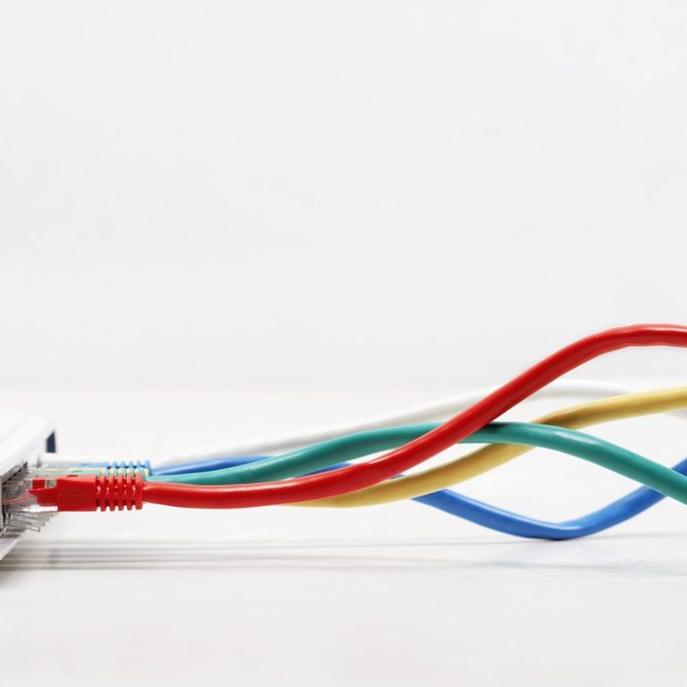 Bunte Kabel an einem weißen Router.